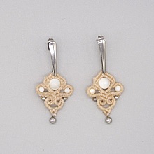 Boucles d'oreilles  en micro-macram&eacute; ton sable avec des perles en nacre
