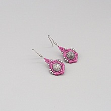 Boucles d'oreilles  en micro-macram&eacute; rose bonbon avec des perles en jaspe feuille d'argent