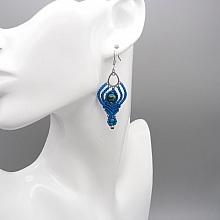 Boucles d'oreilles  en micro-macram&eacute; bleues turquoise avec deux perles en chrysocolle
