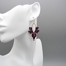 Boucles d'oreilles  en micro-macram&eacute; couleur groseille avec oeil de tigre teint&eacute;