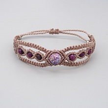 Bracelet en micro-macram&eacute; taupe avec une perle gemme jaspe imp&eacute;rial bleu violet