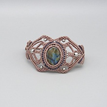 Bracelet en micro-macram&eacute; taupe avec une labradorite