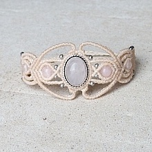 Bracelet en micro-macram&eacute; blanc cass&eacute; avec une pierre sertie quartz rose