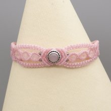 Bracelet micro-macram&eacute;  rose avec une pierre sertie quartz rose