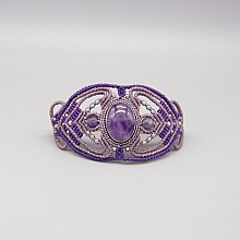 Bracelet en micro-macram&eacute; violet avec une am&eacute;thyste sertie