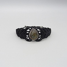 Bracelet en micro-macram&eacute; noir avec une labradorite sertie