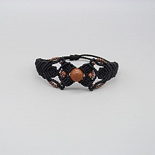 Bracelet en micro-macram&eacute; noir avec une perle centrale "pierre de soleil"