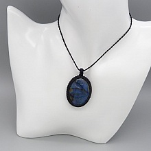 Collier  micro-macram&eacute; noir avec une  labradorite 