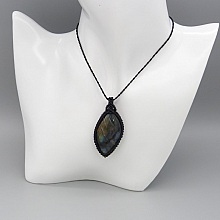 Collier  micro-macram&eacute; noir avec une  labradorite 