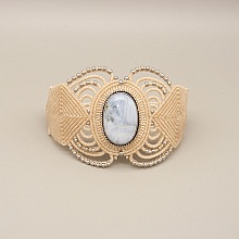 Bracelet en micro-macram&eacute; beige clair avec une agate sertie