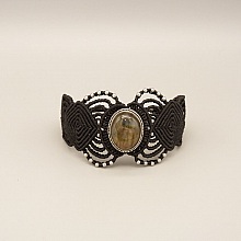 Bracelet en micro-macram&eacute; noir avec une labradorite sertie