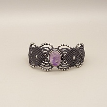 Bracelet en micro-macram&eacute; gris fonc&eacute; avec une am&eacute;thyste sertie de m&eacute;tal