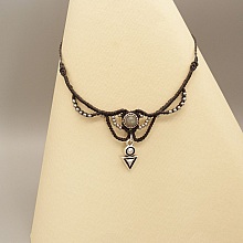 Collier gris anthracite en micro-macram&eacute;  avec une labradorite sertie