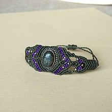 Bracelet en micro-macram&eacute; vert avec une pierre sertie de m&eacute;tal