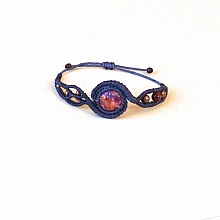 Bracelet en micro-macram&eacute; gris fonc&eacute; avec un cabochon en verre