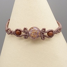 Bracelet en micro-macram&eacute; couleur taupe avec une perle en verre