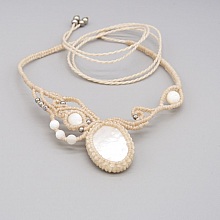 Collier couleur sable en micro-macram&eacute; avec une belle nacre