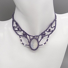 Collier  micro-macram&eacute; mauve gris&eacute;  nacre