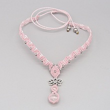 Collier rose en micro-macram&eacute; avec deux perles en quartz 