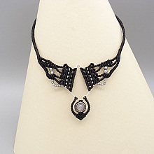 Collier noir en micro-macram&eacute;  avec une labradorite sertie