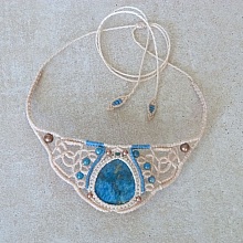 Collier couleur sable en micro-macram&eacute; au m&eacute;daillon en pierre naturelle d'apatite