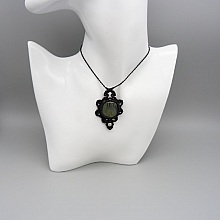 Collier noir en micro-macram&eacute; avec une labradorite