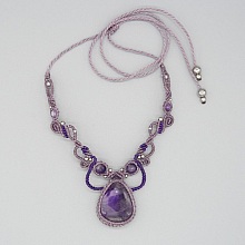 Collier violet en micro-macram&eacute; avec une am&eacute;thyste