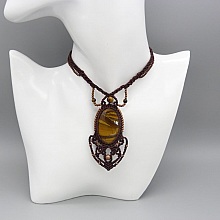 Collier marron en micro-macram&eacute; avec un cabochon oeil de tigre