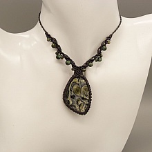 Collier  micro-macram&eacute; gris fonc&eacute; avec un  jaspe kambaba