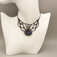 Collier noir en micro-macram&eacute;  avec une labradorite sertie