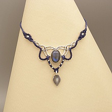 Collier bleu nuit  en micro-macram&eacute;  avec une labradorite sertie