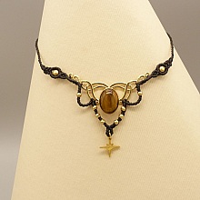 Collier noir en micro-macram&eacute;  avec un oeil de tigre serti