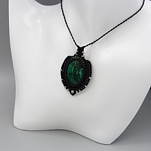 Collier noir en micro-macram&eacute; avec une malachite