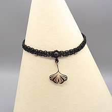 Collier noir en micro-macram&eacute; ras-du-cou avec une feuille de ginkgo biloba 