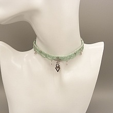 Collier ras-du-cou en micro-macram&eacute; vert menthe &agrave; l'eau