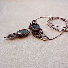 Collier ras-du-cou avec labradorites en micro-macram&eacute; mauve fonc&eacute; 