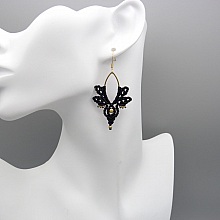 Boucles d'oreilles  en micro-macram&eacute; noires et dor&eacute;es