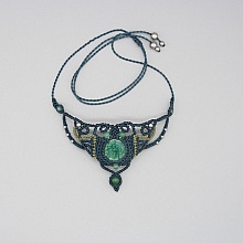 Collier vert &eacute;meraude en micro-macram&eacute;  avec une c&eacute;ramique sertie