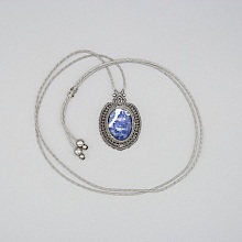 Collier gris clair en micro-macram&eacute; avec un cabochon en pierre naturelle