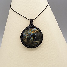 Collier noir en micro-macram&eacute; avec une labradorite