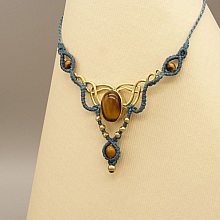 Collier vert canard en micro-macram&eacute;  avec un oeil de tigre serti