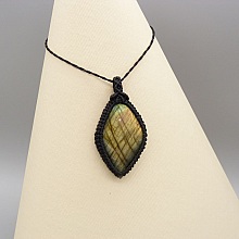 Collier noir en micro-macram&eacute; avec une labradorite sertie en b&eacute;li&egrave;re