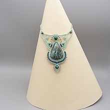 collier vert menthe &agrave; l'eau en micro-macram&eacute; avec une chrysocolle sertie