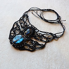 collier noir en micro-macram&eacute; avec labradorites serties