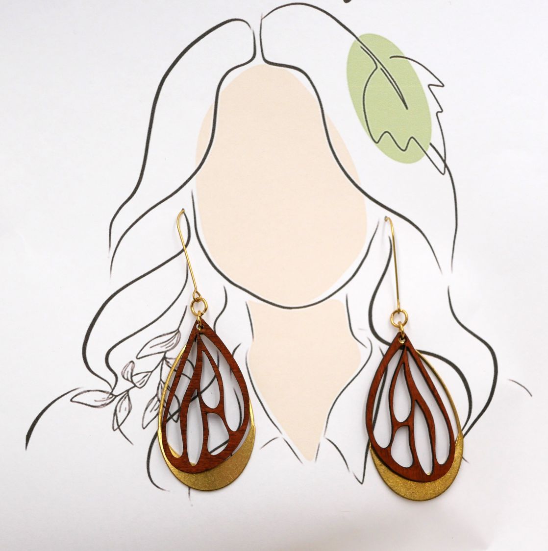 Boucles d'oreilles ailes en bois merisier sur ovale ajour&eacute; en laiton dor&eacute;