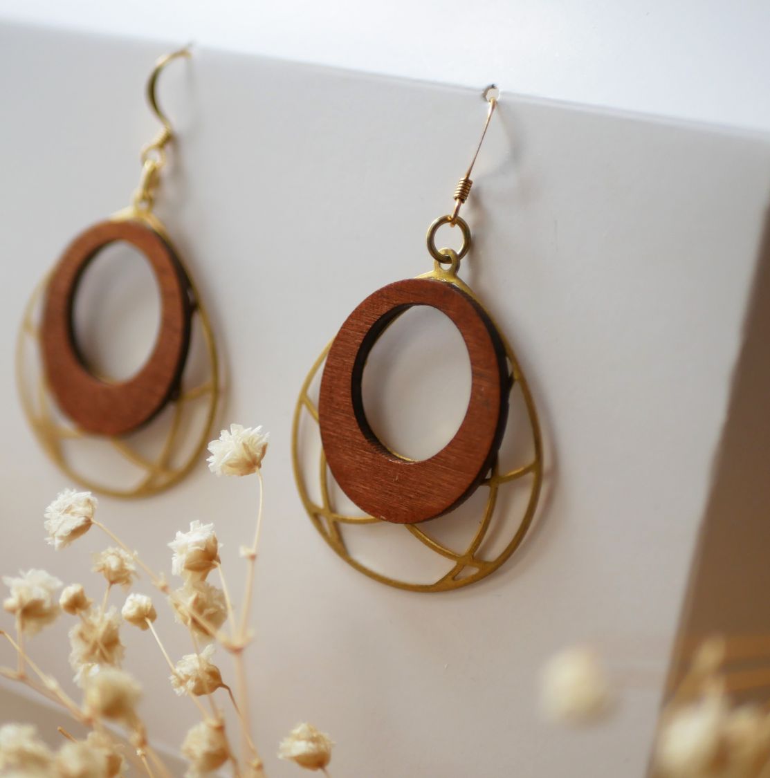 Boucles d'oreilles ailes en bois merisier sur ovale ajour&eacute; en laiton dor&eacute;
