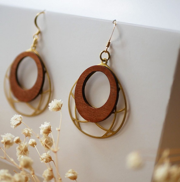 Boucles d'oreilles ailes en bois merisier sur ovale ajour&eacute; en laiton dor&eacute;