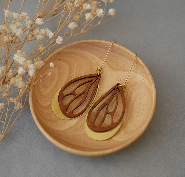 Boucles d'oreilles ailes en bois merisier sur ovale ajour&eacute; en laiton dor&eacute;