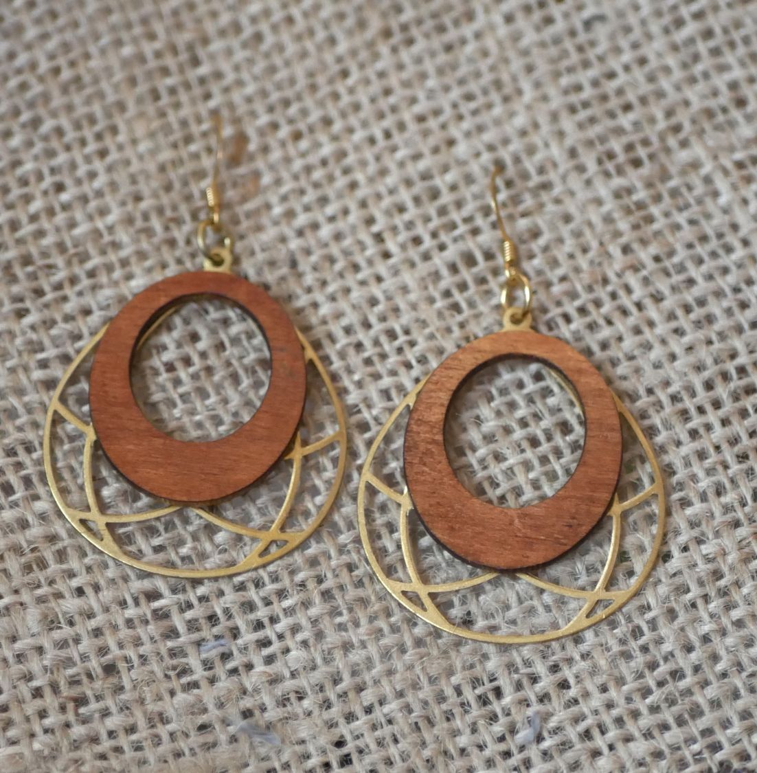 Boucles d'oreilles ailes en bois merisier sur ovale ajour&eacute; en laiton dor&eacute;
