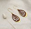 Boucles d'oreilles ailes en bois merisier sur ovale ajour&eacute; en laiton dor&eacute;